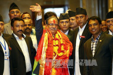 Ông Pushpa Kamal Dahal (giữa) tại Kathmandu ngày 3/8/2016 sau khi được bầu làm Thủ tướng Nepal.
